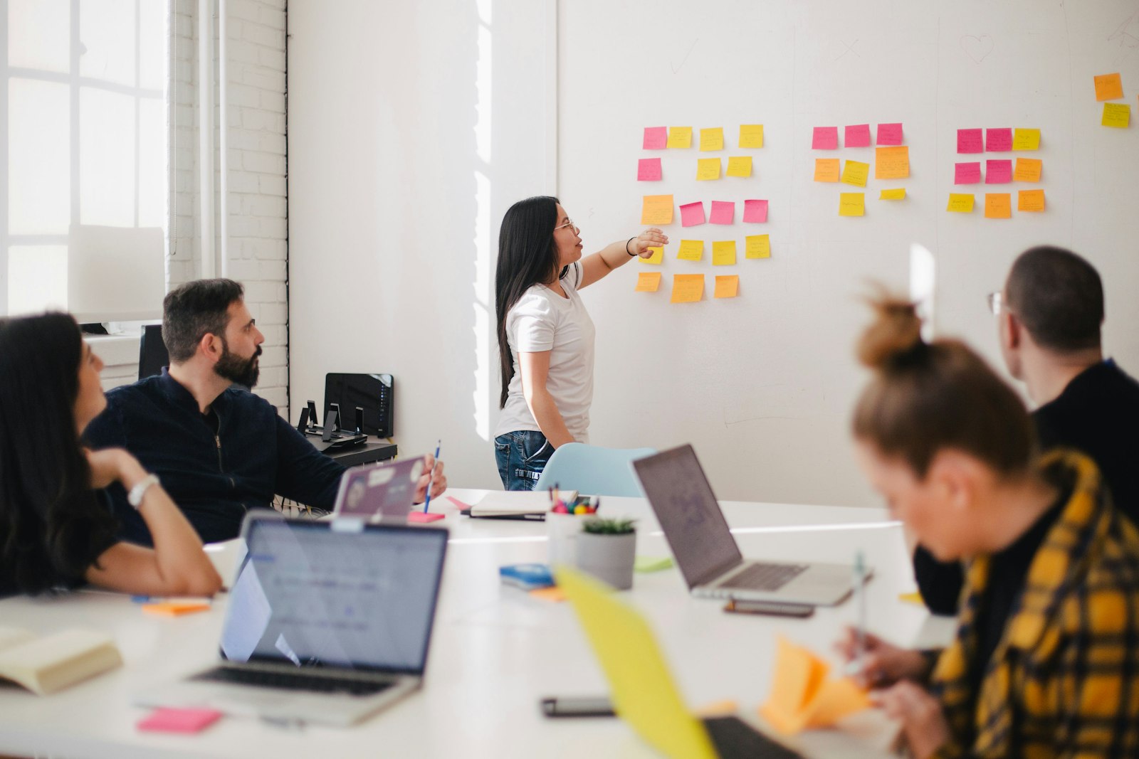 Equipo de trabajo reunido en un entorno corporativo